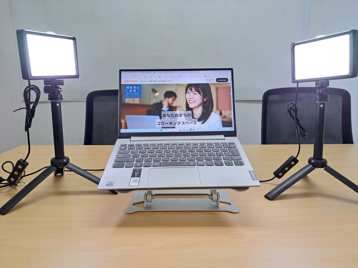 デスクライトとPCスタンド