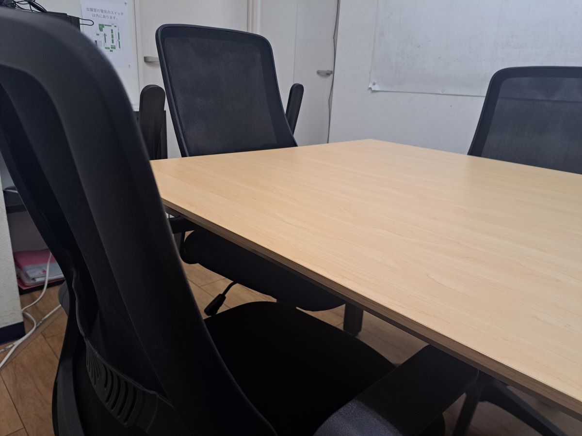 ビジネスデスクとビジネスチェア